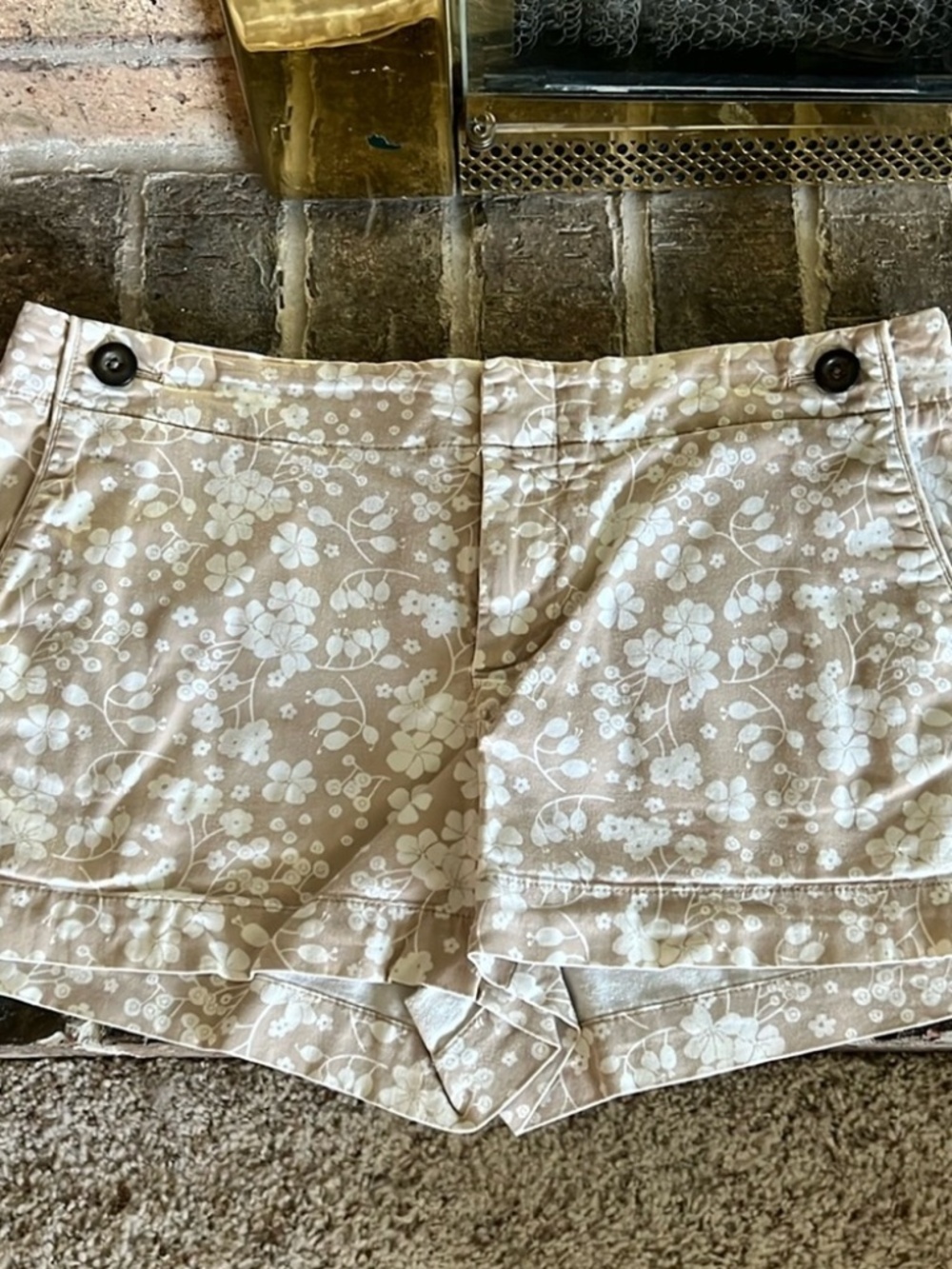 GAP SIZE 8 TAN FLORAL SHORTS LOT6062